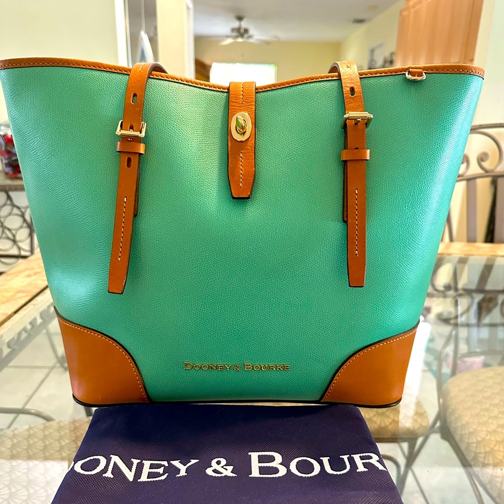 Dooney & Bourke perfect all day tote bag with a lot of organization.